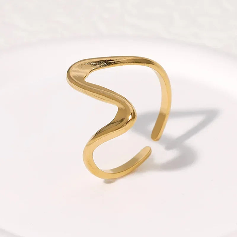 LATS Edelstahl Goldfarbene Ringe für Damen und Herren 2024 Farbecht Beliebte Party Personalisierte Überzogene Charms Schmuck Geschenke