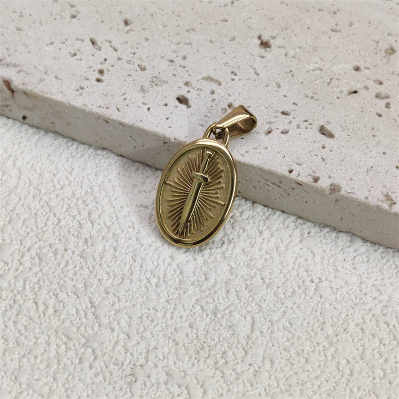 Collar con dije de espada punk de moda, chapado en oro de 18 quilates, para hombre y mujer, con cadena de eslabones de moda