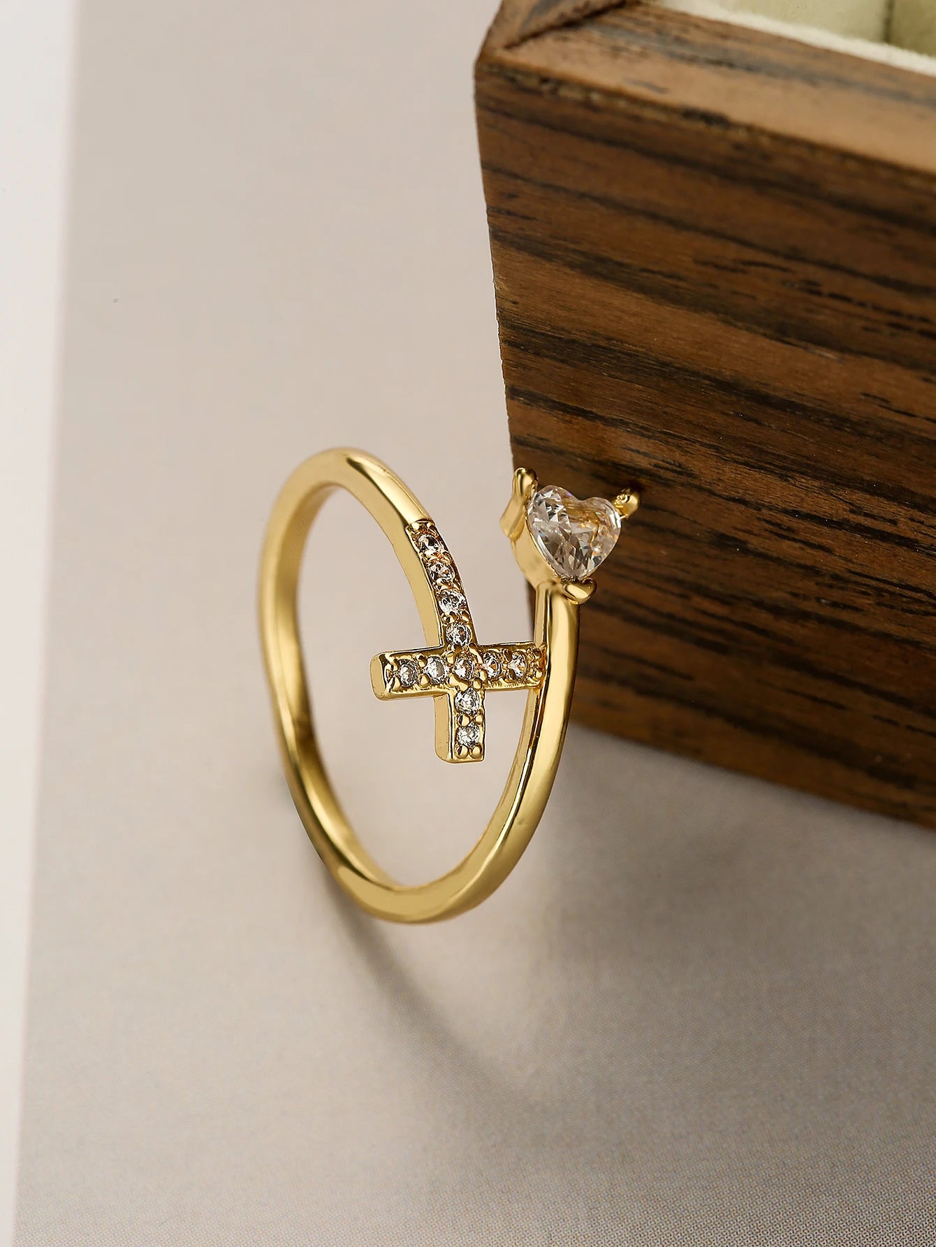 Klassisches Design Bling Bling Kreuzring 2026 Mode Goldfarben CZ Offener Ring Verstellbar Großhandel Christlicher Schmuck Geschenk