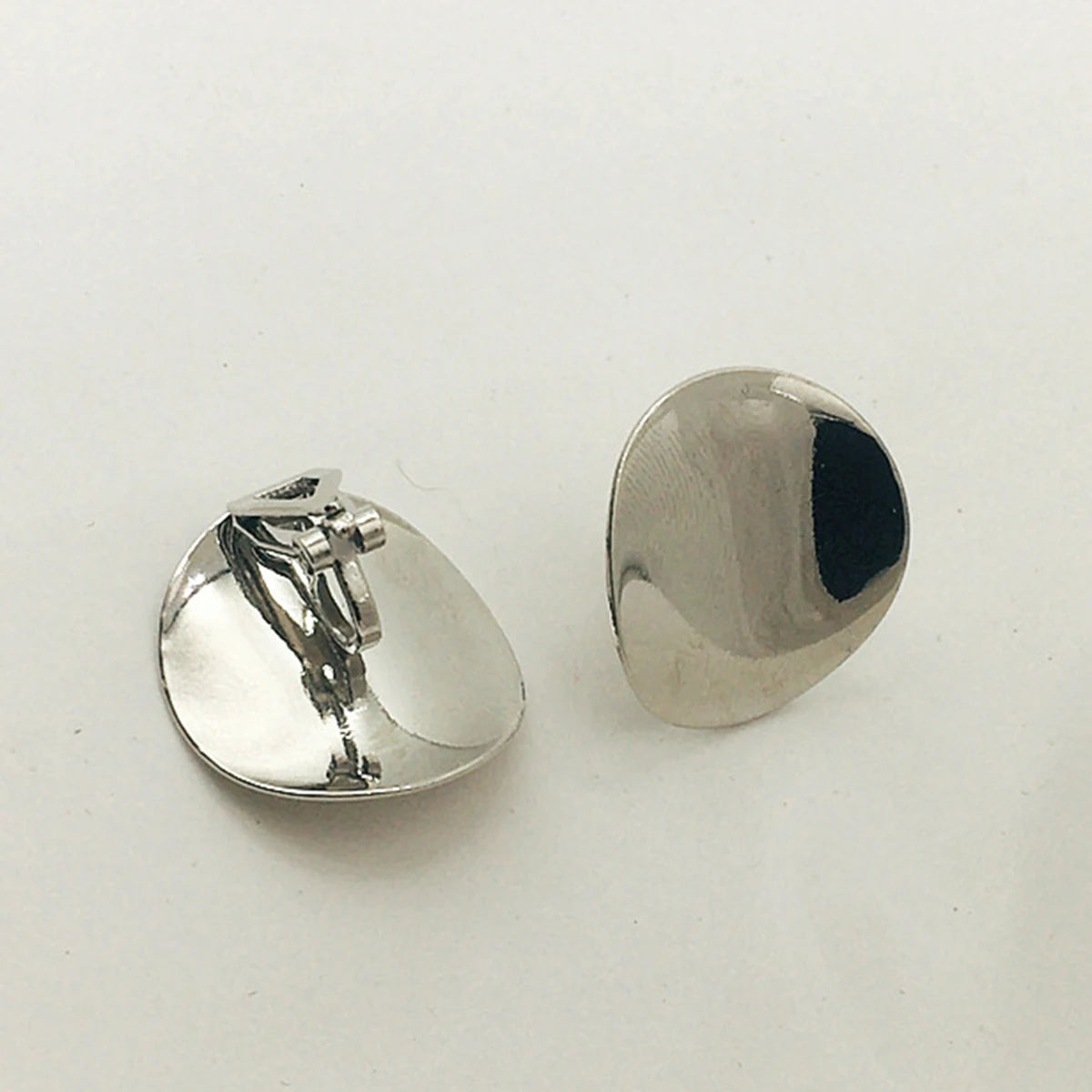 Modische, runde, plissierte Ohrclips ohne Piercing für Damen, personalisiertes Design, unregelmäßige Punk-Metallohrringe, Party-Schmuck