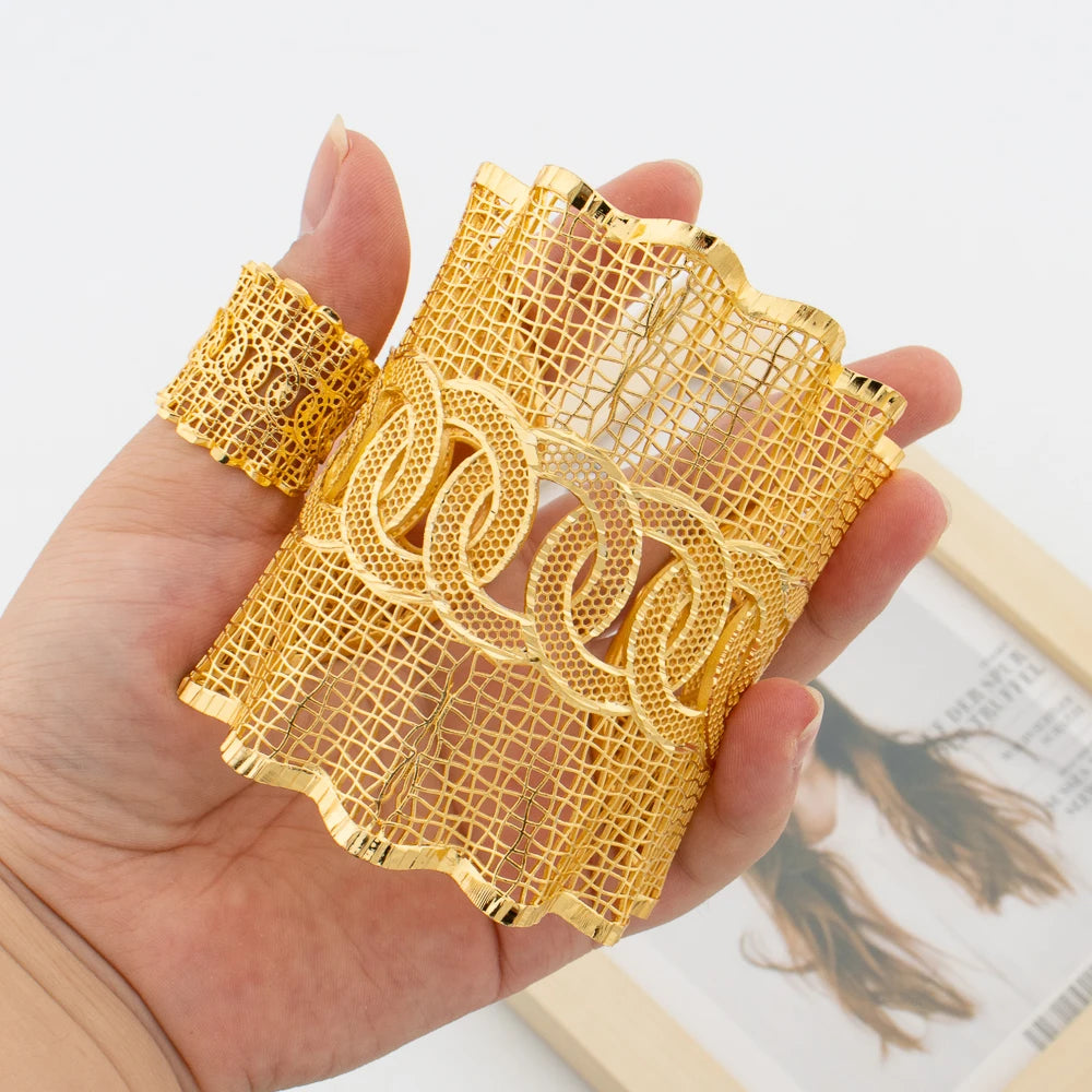 Extravagantes Armband mit Ring-Set für Dubai, 18 Karat vergoldetes Design, Manschettenarmreif und Fingerring-Set für Verlobungsfeier-Schmuck