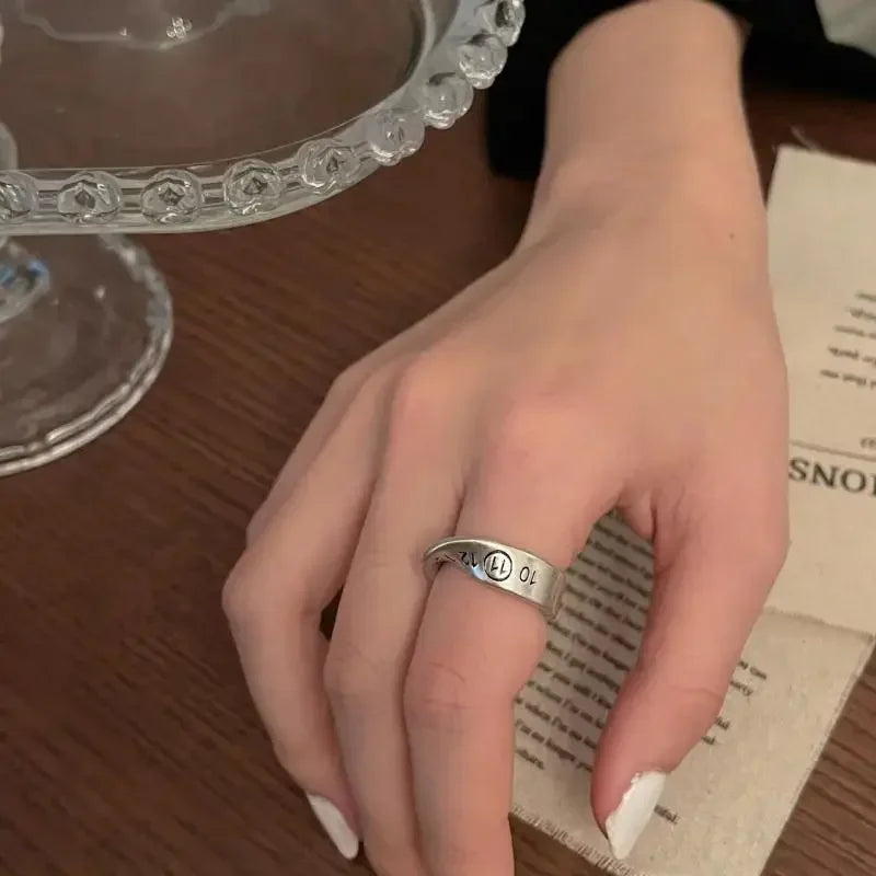 Modischer, unregelmäßiger verdrehter Glückszahlenring, personalisierter Partyschmuck für Damen