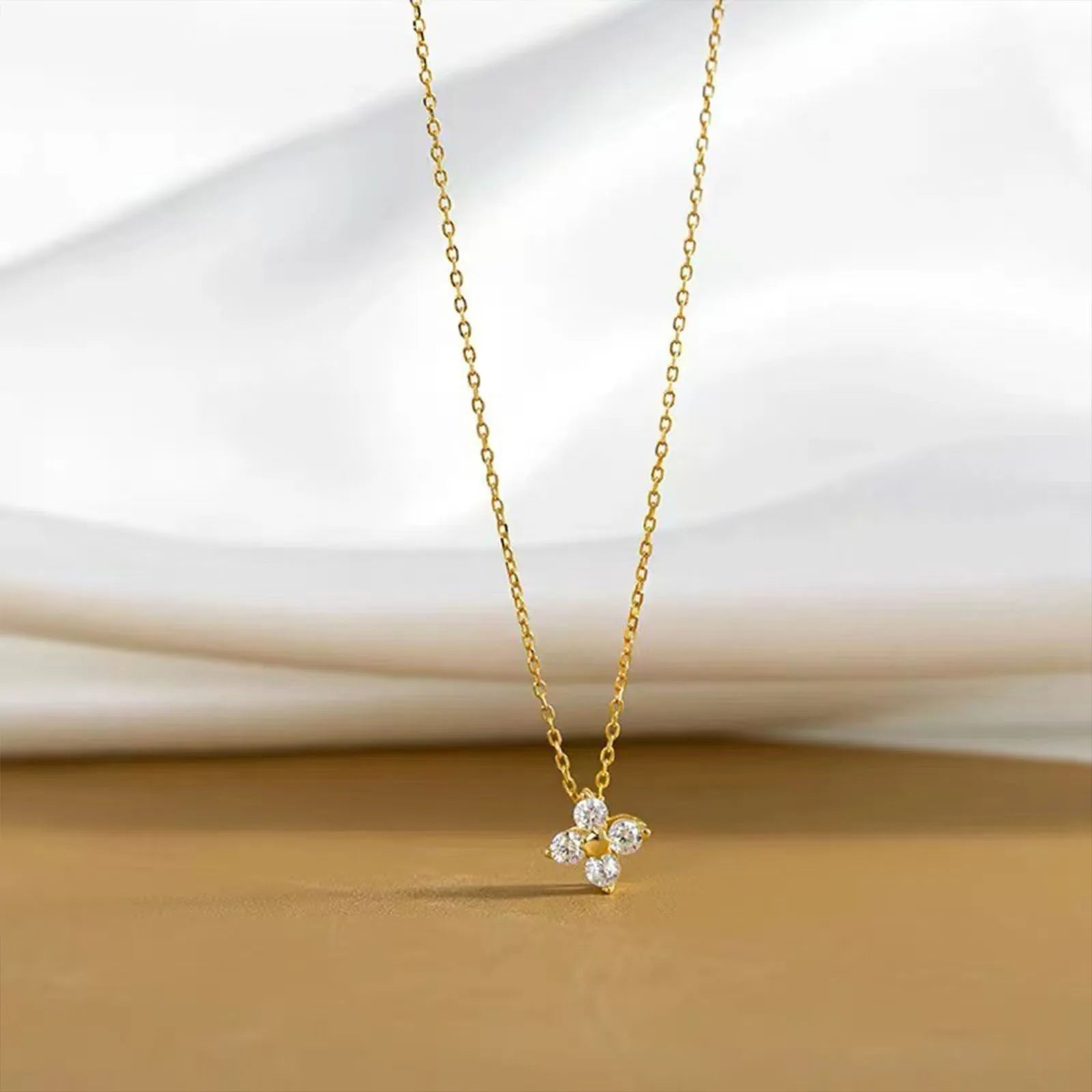 Collar Pequeño de Trébol de Cuatro Hojas de Plata S925 para Mujer, Cadena de Clavícula, Diseño Lujoso y Minimalista con Sensación de Alta Gama