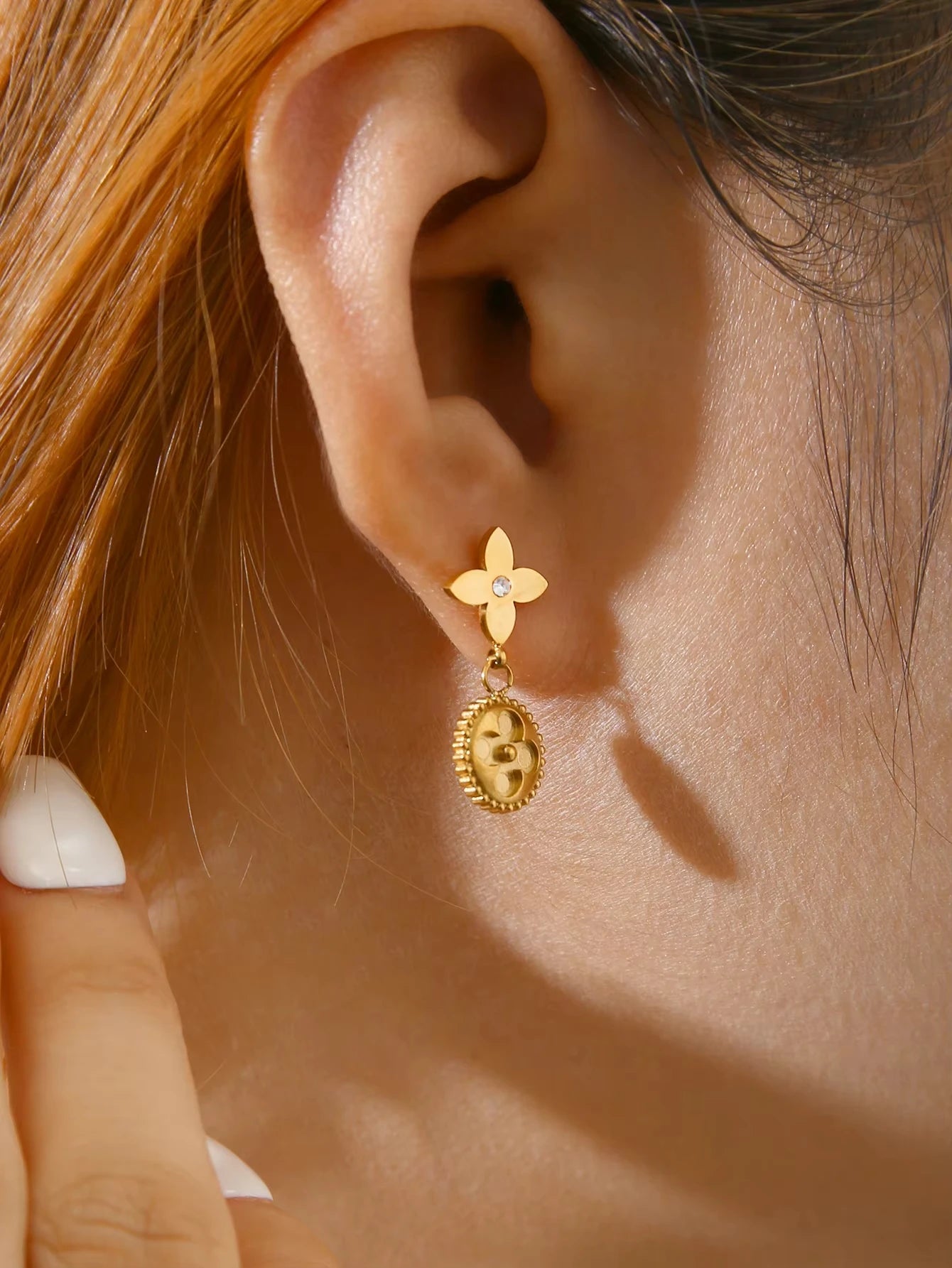 Pendientes de Trébol de Cuatro Hojas Redondos de Acero Inoxidable con Colgante, Sensación Premium de Temperamento Elegante, para Mujer