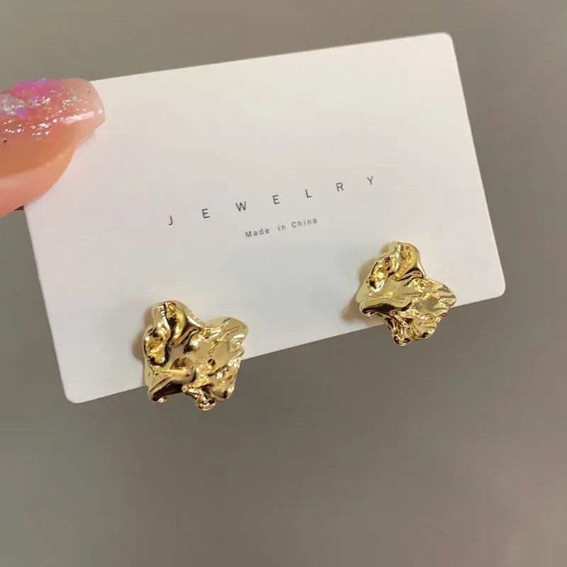 Charm Irregularität Falte und Knitter Metall Block Ohrstecker für Damen Persönlichkeit Mode Korea Ohrring Schmuck Accessoires