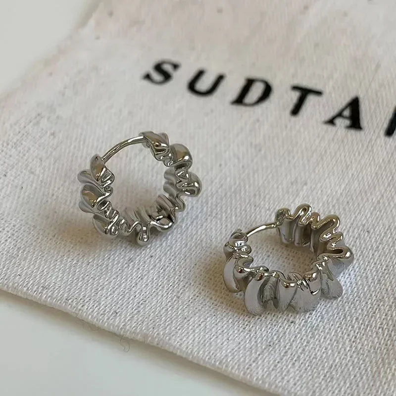 Ohrringe Persönlichkeit Unregelmäßige Wellige Plissierte Kreolen für Frauen Neuer Charme Goldfarbene Edelstahl-Ohrringe Schmuck-Accessoires Geschenk