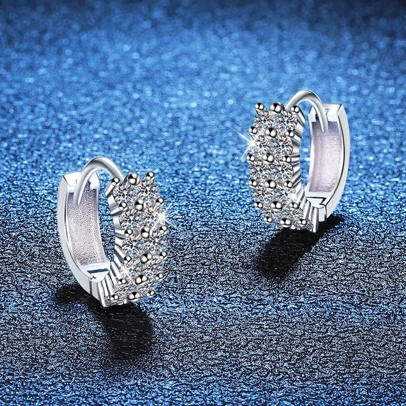 NeeTim 2mm Voll-Moissanit-Ohrringe Damen Luxusqualität Party S925 Sterlingsilber mit Weißgoldbeschichtung Creolen Hochzeits-Ohrring