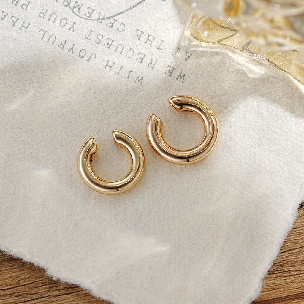 Pendientes de aro con clip en forma de C de círculo liso a la moda para mujer, ligeros, sin perforación, pendientes para cartílago, uso diario, regalos de joyería 2025