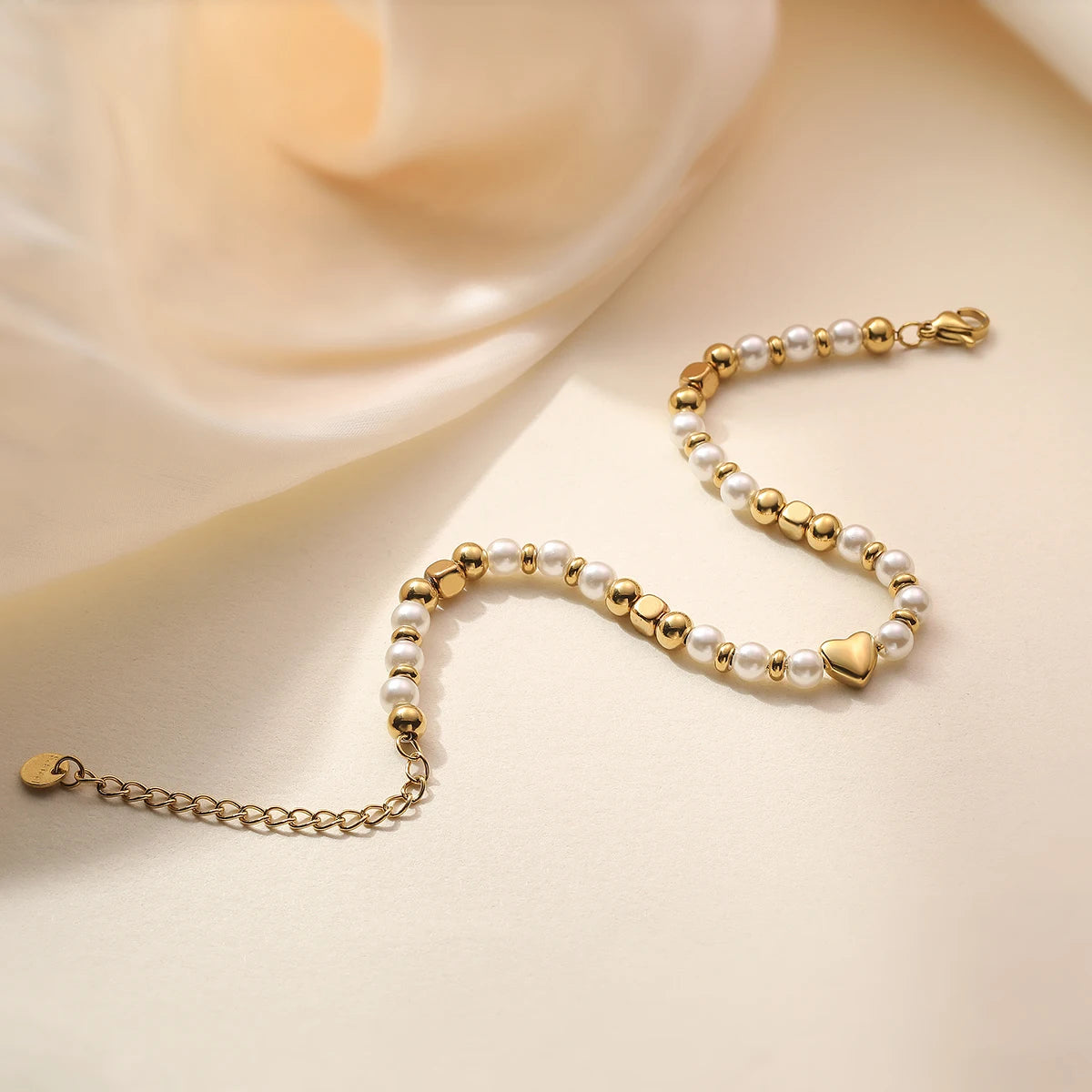 NEWBUY 2025 Trendiges Goldfarbenes, Nicht Verblassendes Armband aus Edelstahlperlen mit Herz für Damen, Täglicher Schmuckaccessoire