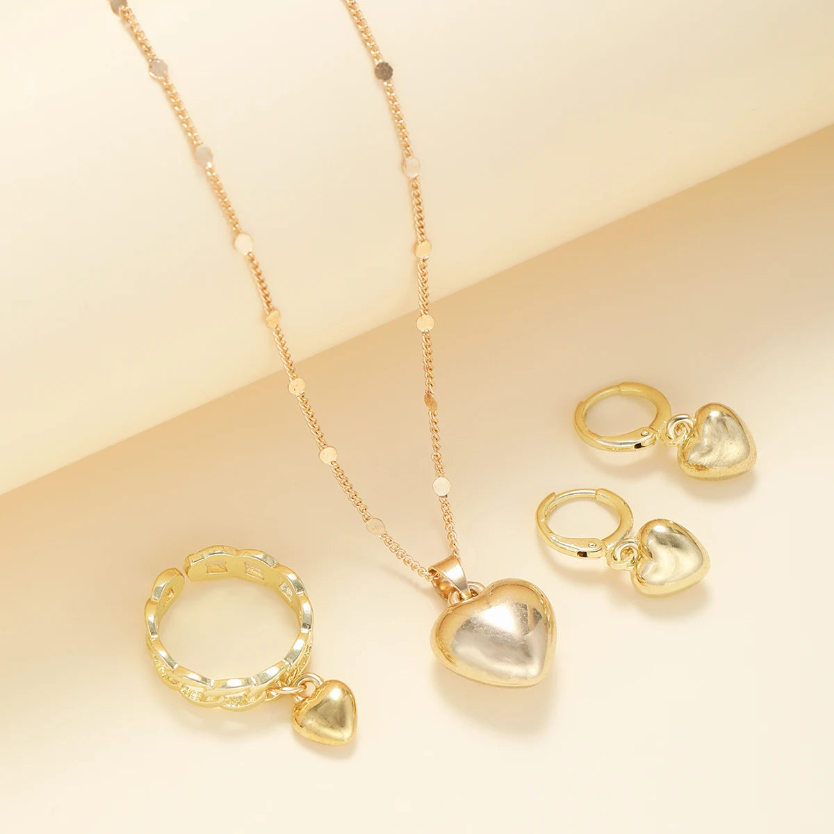 4tlg./Set Vintage Herz-Anhänger-Halskette, Ring und Creolen für Damen, schlichtes, goldfarbenes, glattes Schmuckset, elegantes Partygeschenk