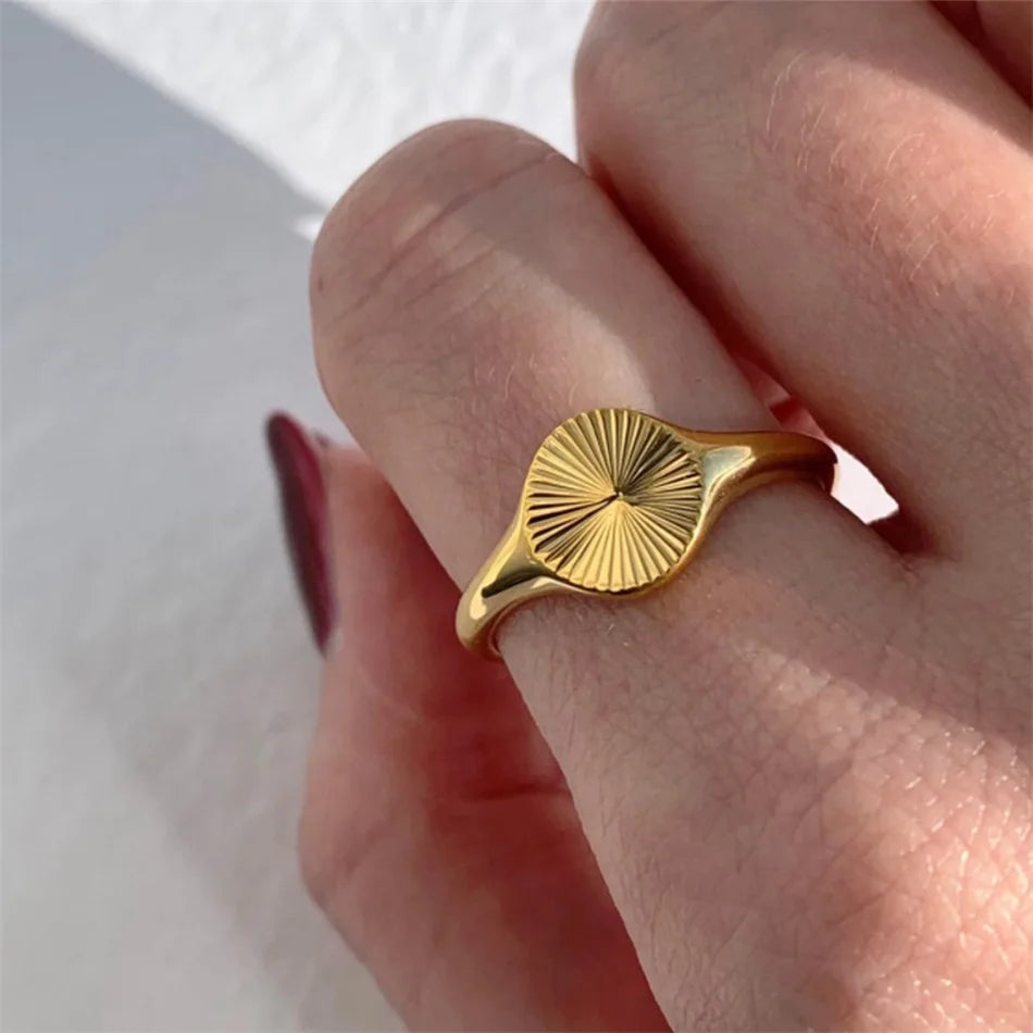 Hochwertige Wellenringe für Frauen, minimalistischer, zierlicher Ring mit Strahlenstruktur, Kreisring aus Edelstahl, klobiger Kuppelring, Schmuck