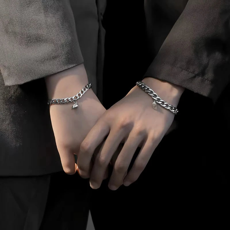 2Pcs/Set Magnetische Paar-Armbänder Herz-Anziehungsarmband Edelstahl-Anhänger Einfache Kubanische Ketten Schlüssel-Schloss-Schmuck Geschenke