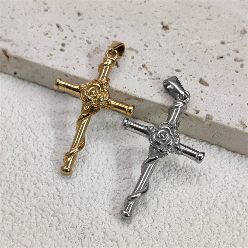 Colgantes de acero inoxidable chapados en oro de 18 quilates con diseño de cruz de rosa a la moda para mujer y hombre