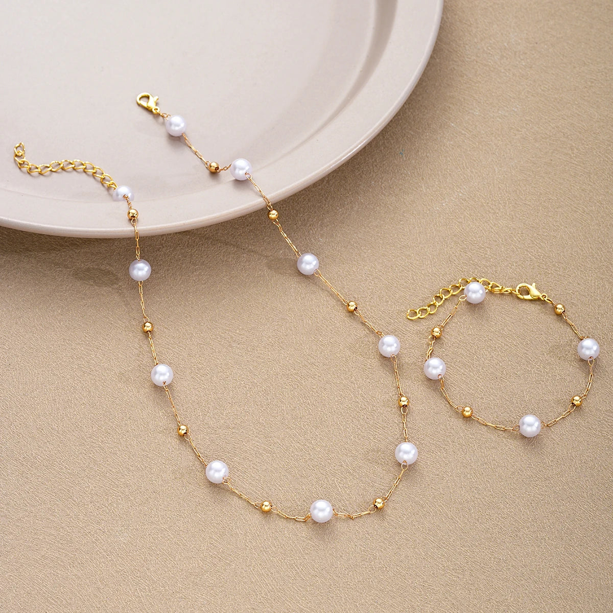 2 Stück Exquisites Goldfarbenes Böhmisches Schmuckset für Frauen Mode Perlenkreuz Anhänger Halskette Armband Set Lässige Schmuckgeschenke