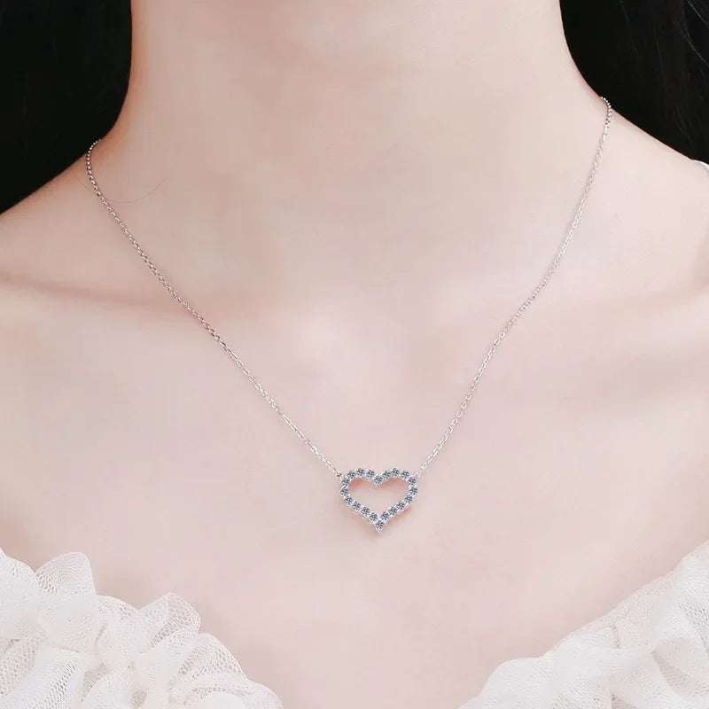 NeeTim D Collar de moissanita de color con colgante de corazón de plata de ley 925 chapado en oro blanco Cadena fina para mujer al por mayor
