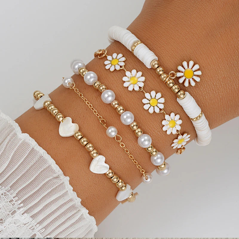 Neues 10-teiliges Vintage-Böhmisches Armband-Set für Damen mit Gänseblümchen-Anhänger, Perlen, Stern, Herz und Perlenarmreifen, Trendiger Schmuck 2024, Geschenk