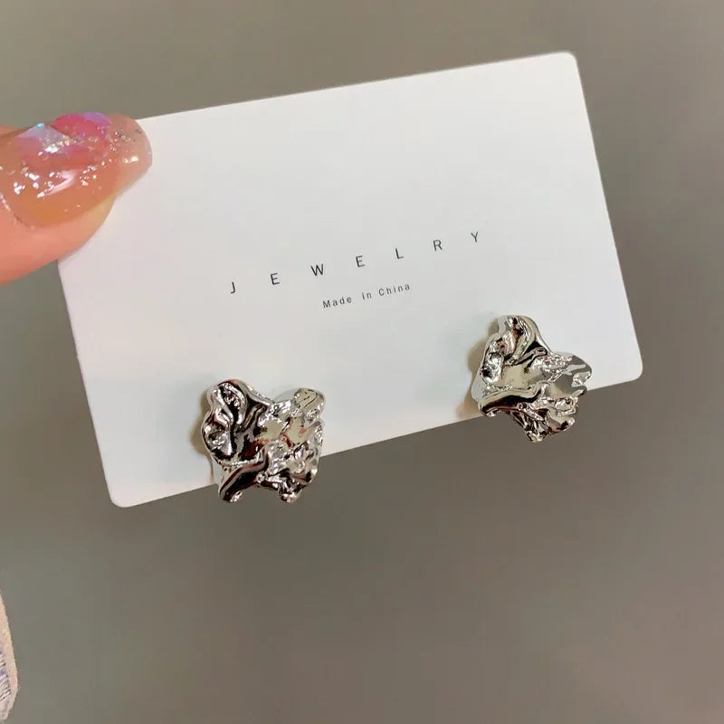 Charm Irregularität Falte und Knitter Metall Block Ohrstecker für Damen Persönlichkeit Mode Korea Ohrring Schmuck Accessoires