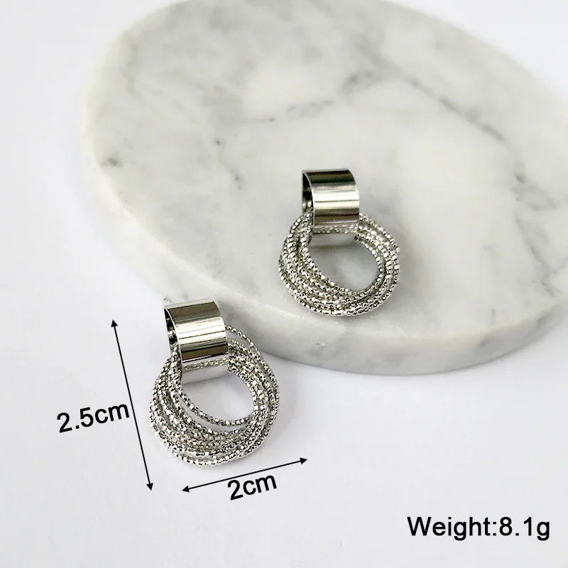 Goldfarbene Metall-Tropfenohrringe Unregelmäßige hohle Herz-Anhänger-Ohrringe Gedrehte geometrische Persönlichkeits-Ohrringe für Frauen