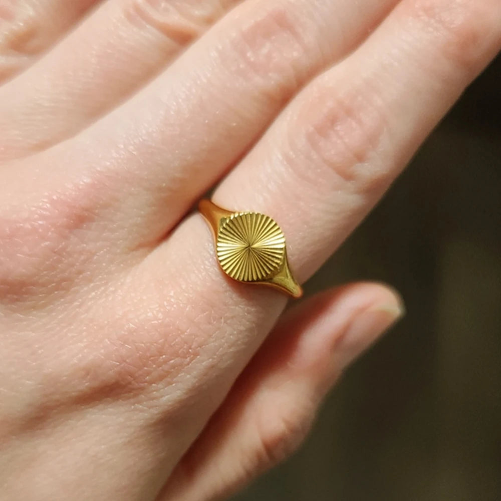 Hochwertige Wellenringe für Frauen, minimalistischer, zierlicher Ring mit Strahlenstruktur, Kreisring aus Edelstahl, klobiger Kuppelring, Schmuck