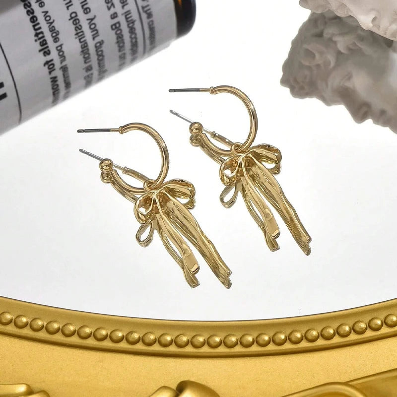 Neue luxuriöse Mode Bowknot Ohrringe Retro weich vielseitig Goldfarbe Quaste Ohrstecker Schmuck für den täglichen Gebrauch von Frauen Geschenke