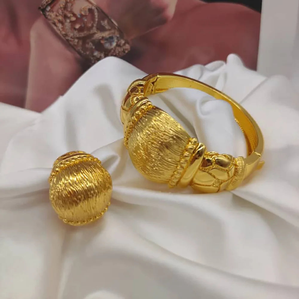 Trend Gold Farbe Schmuck Set für Frauen Armreif und Fingerring Hohl Design Hand Armband Cocktailring Set Schmuckset