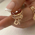 Nwe 18K vergoldete Sonnenringe für Damen, Naturstein eingelegt in hohlem Metall-Textur-Ring, trendiger Schmuck
