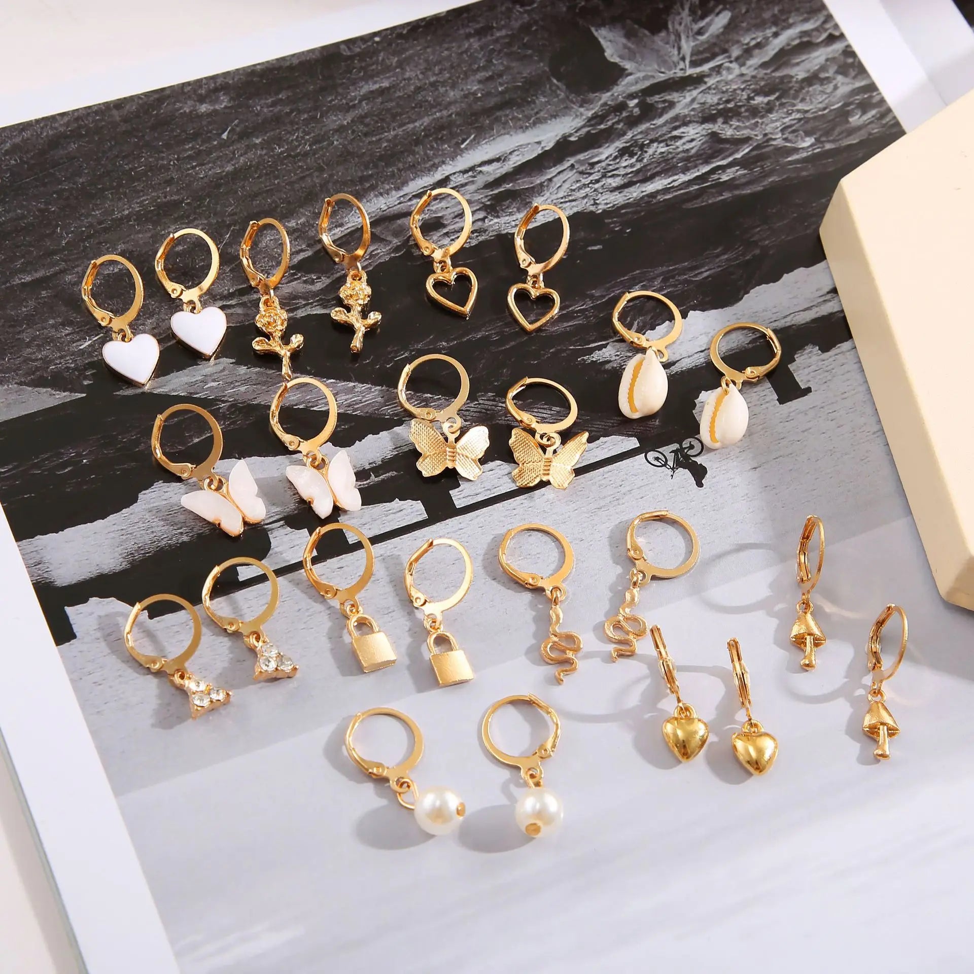 24 Paar europäische und amerikanische Boho Ohrringe Set für Damen Goldfarbe Vintage Perlenohrringe Herz Zirkon Schmuck