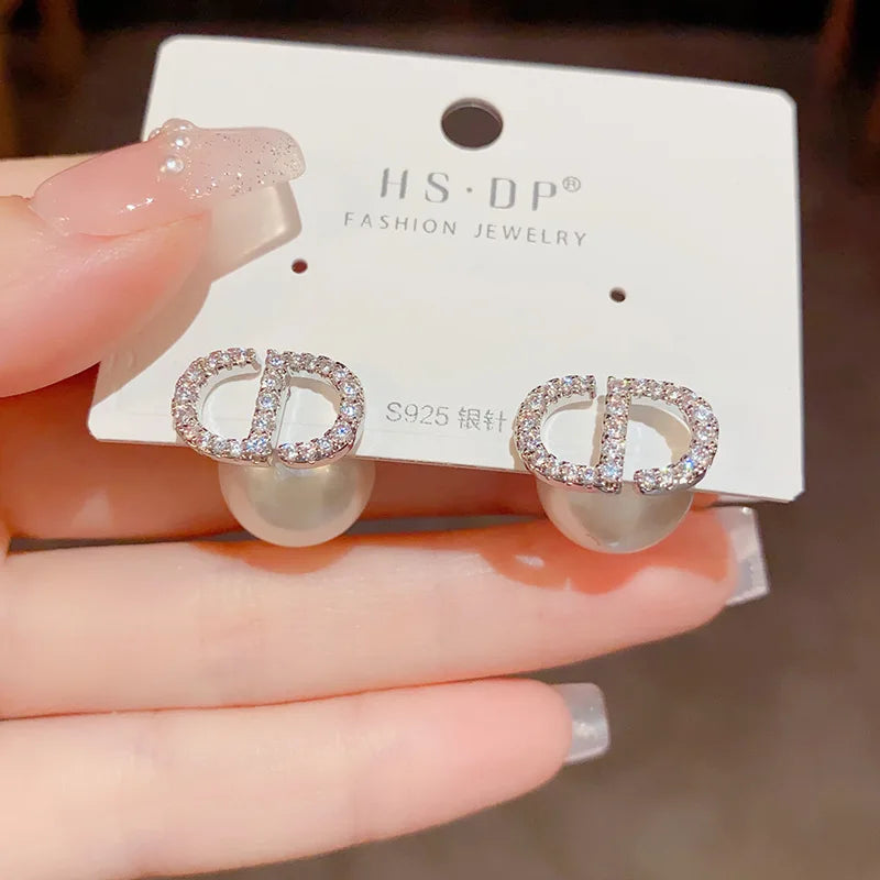 Versilberte Nadel Zirkon Buchstaben Perlenohrringe Französische Luxus-Sensation High-End-Schmuck Damen-Ohrring-Accessoire