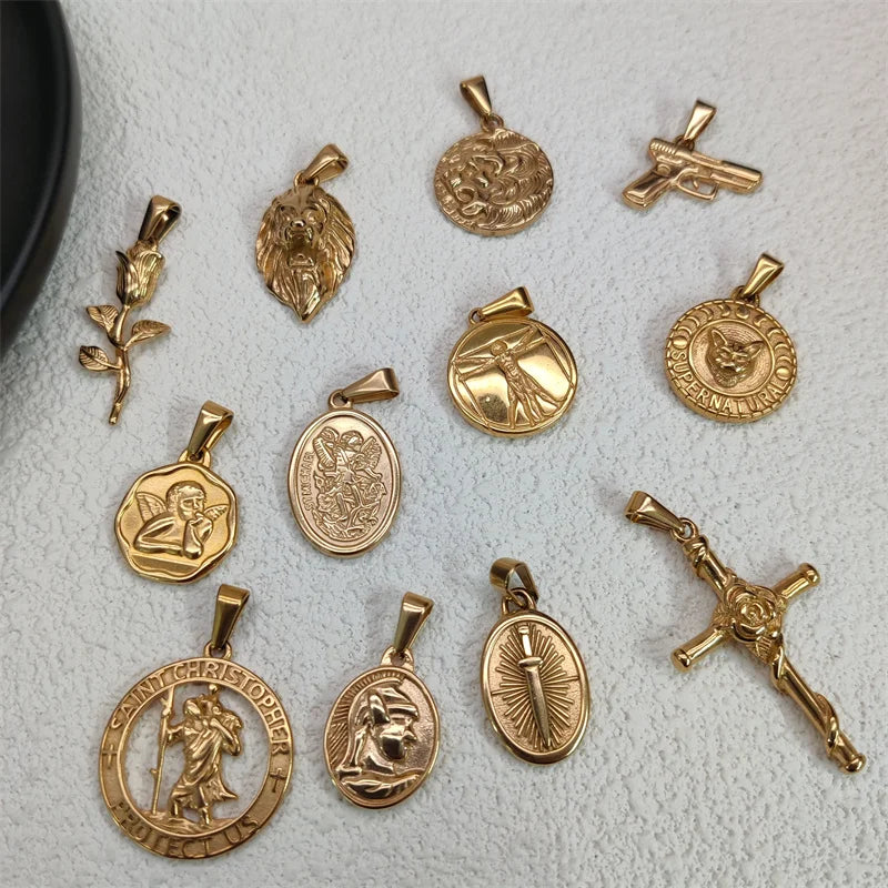 Colgantes de acero inoxidable chapados en oro de 18 quilates con diseño de cruz de rosa a la moda para mujer y hombre