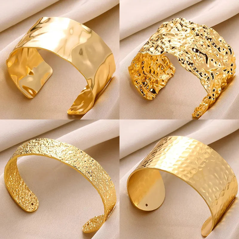 Exquisites klassisches Armband mit Wellenmuster für Damen, Manschettenarmband, goldfarben, Edelstahl, Handschmuck-Geschenk