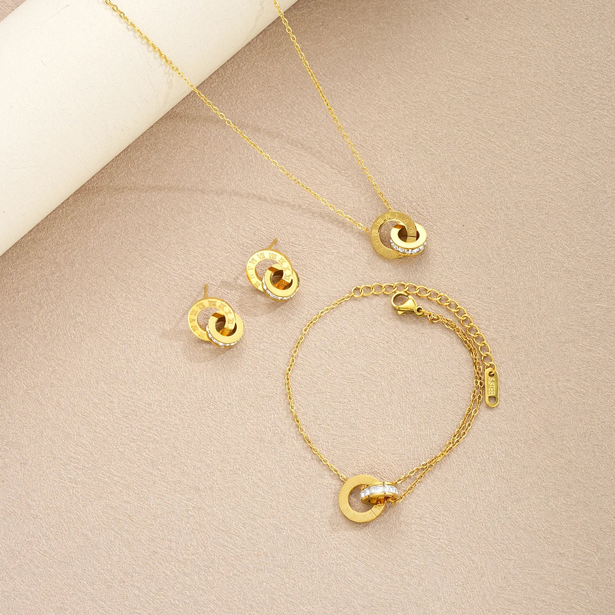 4-teiliges Set Goldfarbene Edelstahl-Kristallkette Armband Ohrringe für Frauen Ineinandergreifende Kreise Römische Ziffern Schmucksets