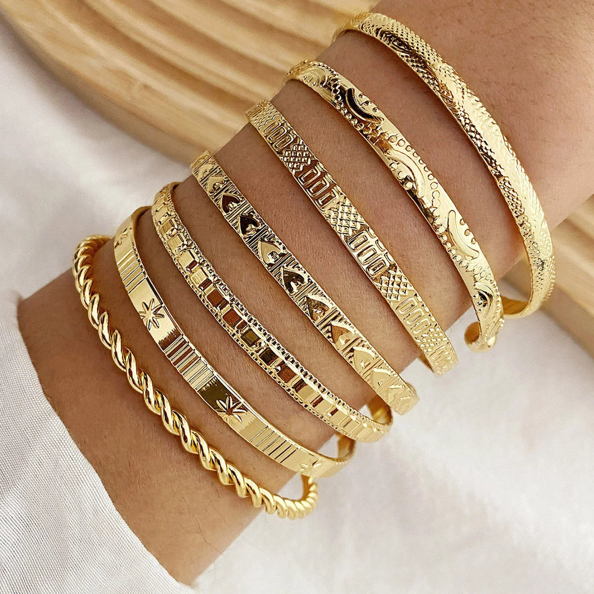 7-teiliges Set Punk Goldfarbene Armbänder für Damen Streetwear Goth Herzprints Metalldesign Offener Armreif Modeschmuck Geschenke 2024