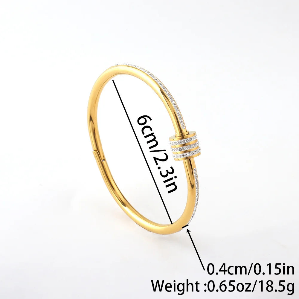 Elegantes Armreif in Goldfarbe mit funkelnden Strasssteinen Glamouröses Edelstahlarmband Damenschmuck für formelle Abendessen