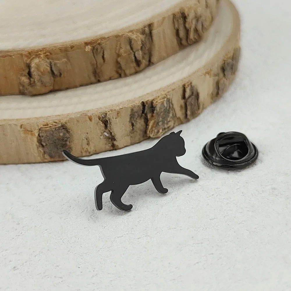 Kreative laufende Katze vergoldete Edelstahlbrosche, wasserdichtes, farbechtes Abzeichen-Set, Anstecknadel für Anzugrevers, zum Tragen auf Hochzeiten und Partys