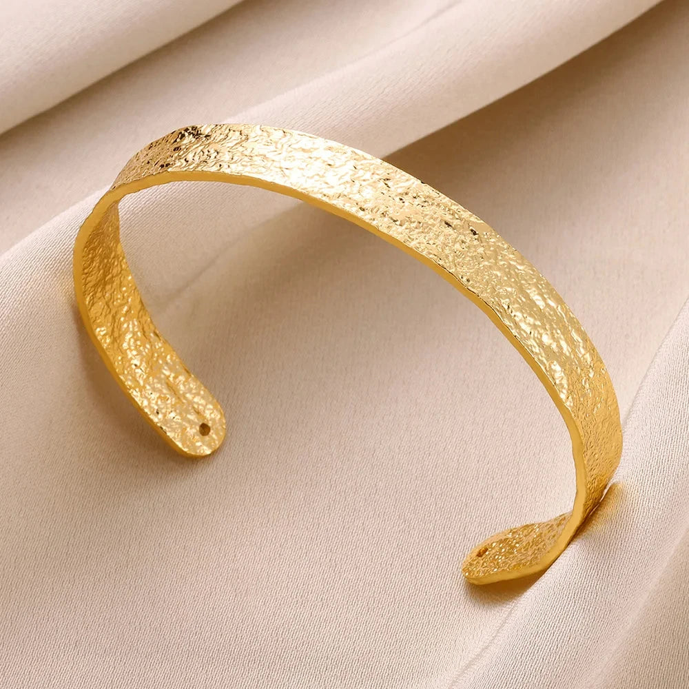 Exquisites klassisches Armband mit Wellenmuster für Damen, Manschettenarmband, goldfarben, Edelstahl, Handschmuck-Geschenk