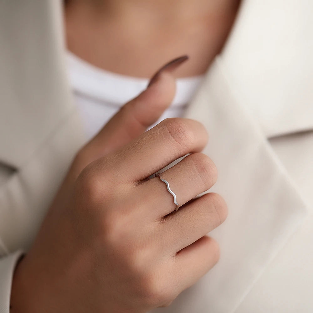 DOTIFI Edelstahlring Minimalistische Meereswelle Leichter Luxus Eleganter Mode-Paarring für Damen Schmuck Hochzeit Trendige Geschenke