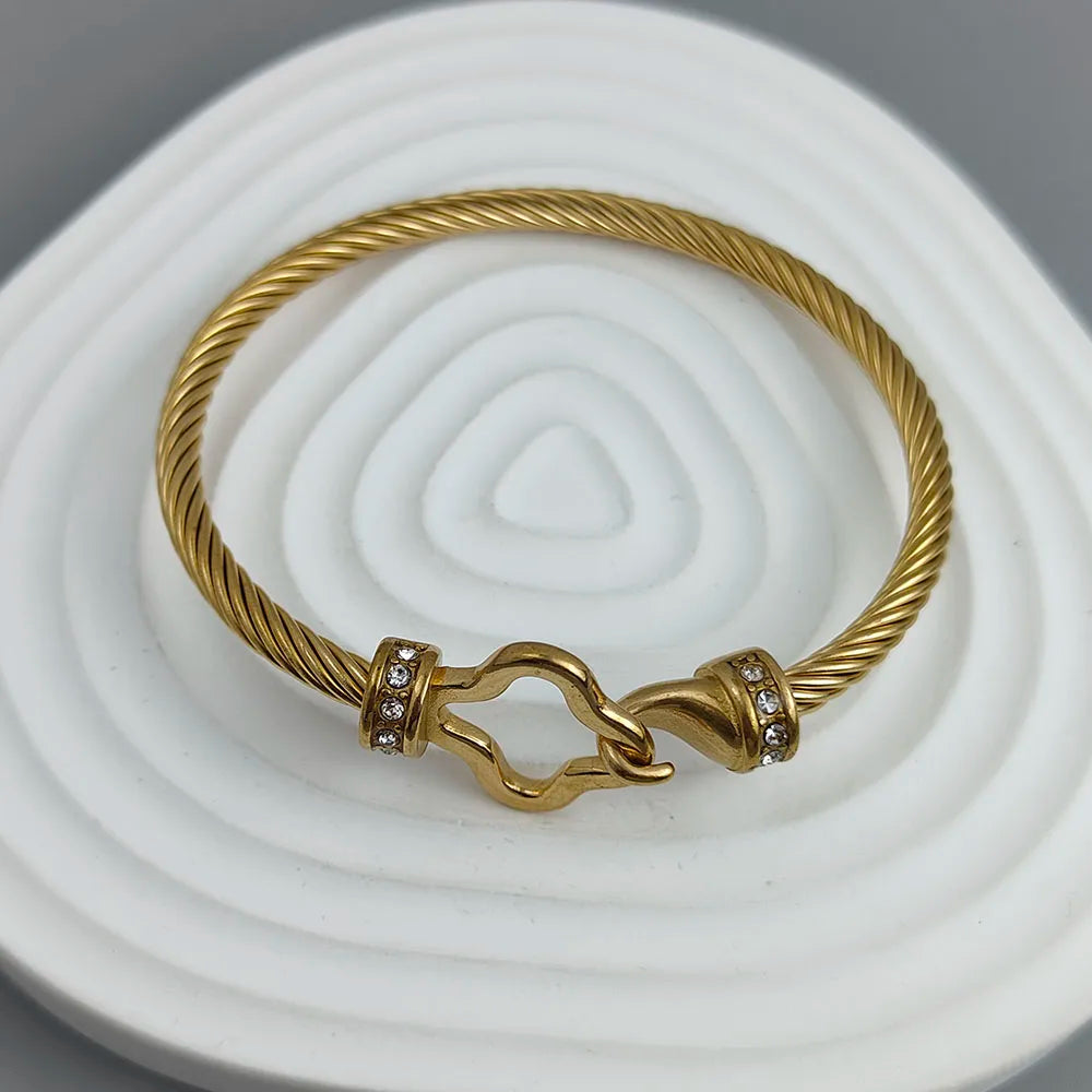 Neues Stahlseil-Knopf-Zirkon-Kleeblatt-vergoldetes Armband 18K, hochwertiges wasserdichtes Partnerarmband, Ehefrau-Geschenk