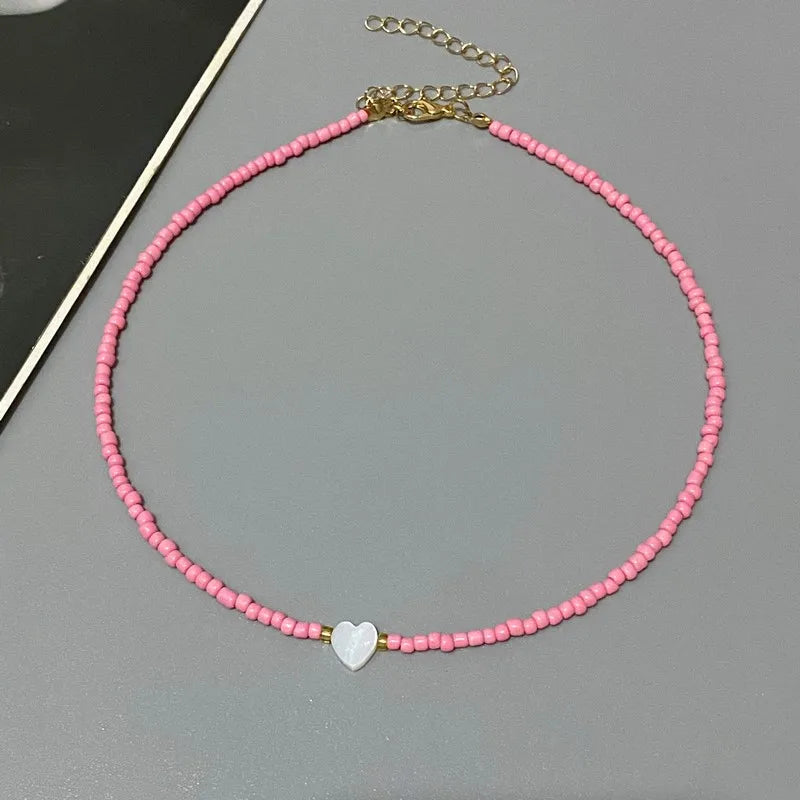 Neue Naturmuschel Liebesherz Choker Halskette für Mädchen Frühling Sommer Mode Kleine Bunte Glasperlen Halskette Geschenk für Freundin