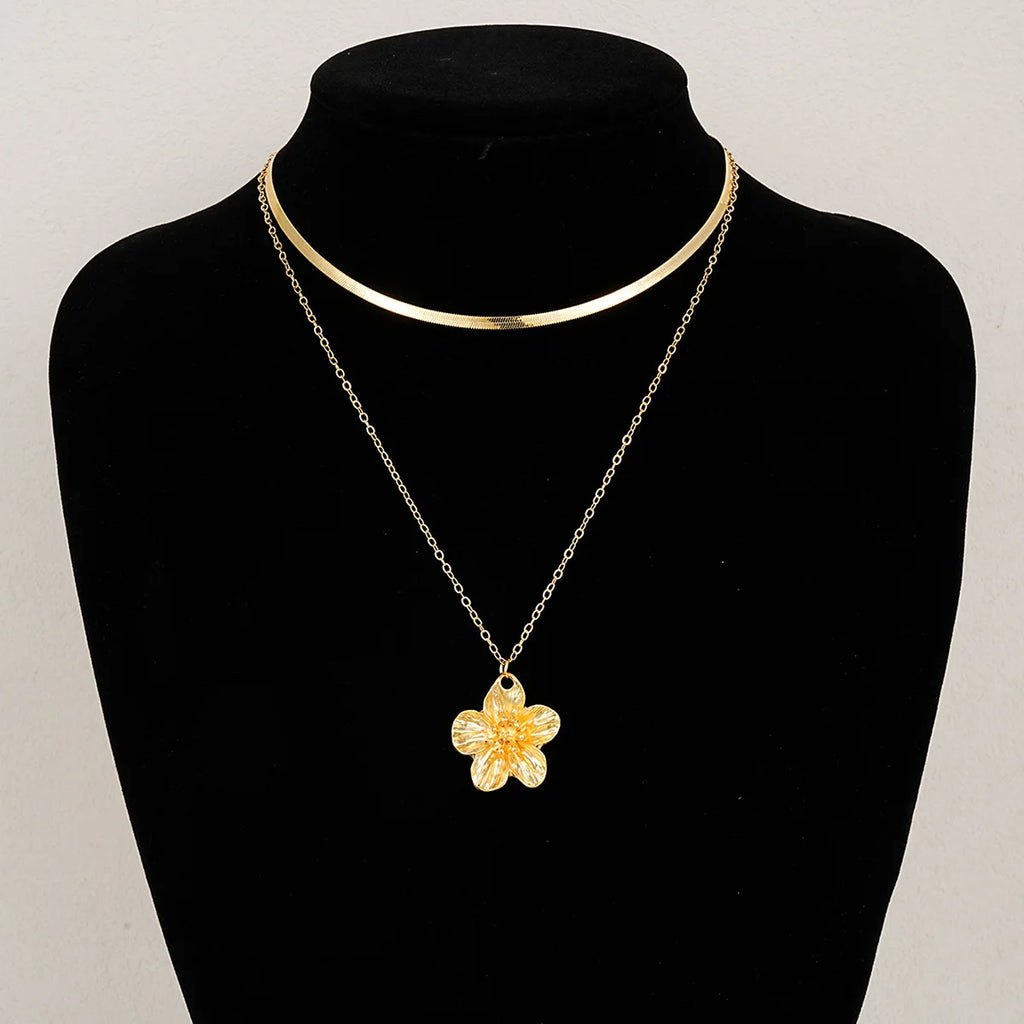 Collar de doble capa con colgante de flor dorada de acero inoxidable, cadena de serpiente plana, joyería de moda impermeable para mujer