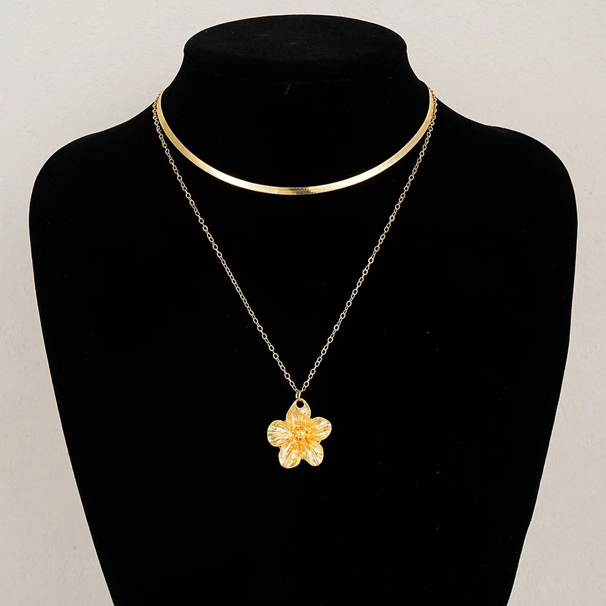 Collar de doble capa con colgante de flor dorada de acero inoxidable, cadena de serpiente plana, joyería de moda impermeable para mujer