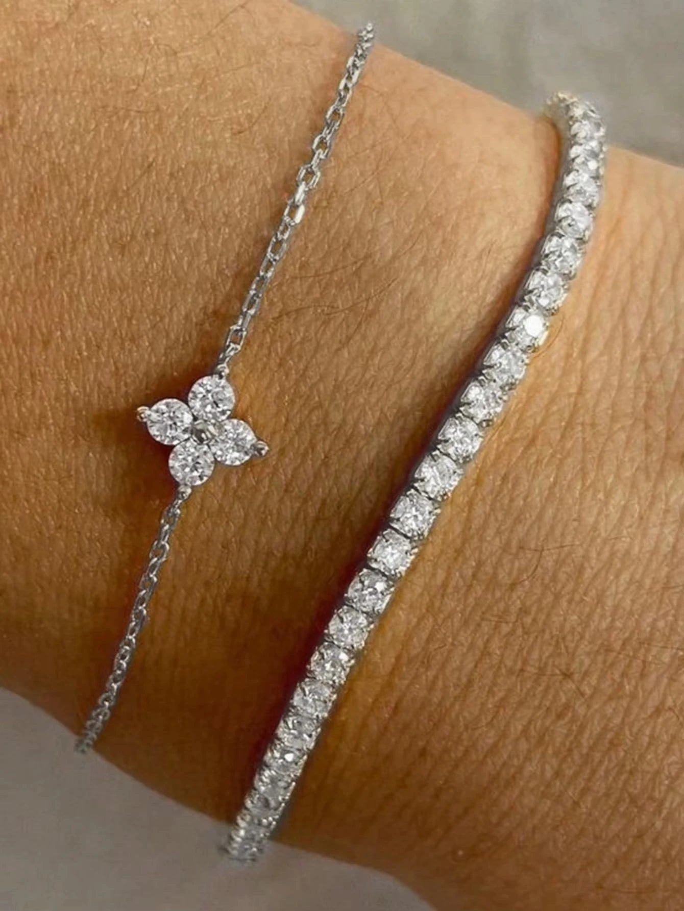 2 Stück einfache Zirkonia Blume Wasserkette Damen Armband Set Täglich Minimalistisch Silberfarben Armband Party Modeschmuck