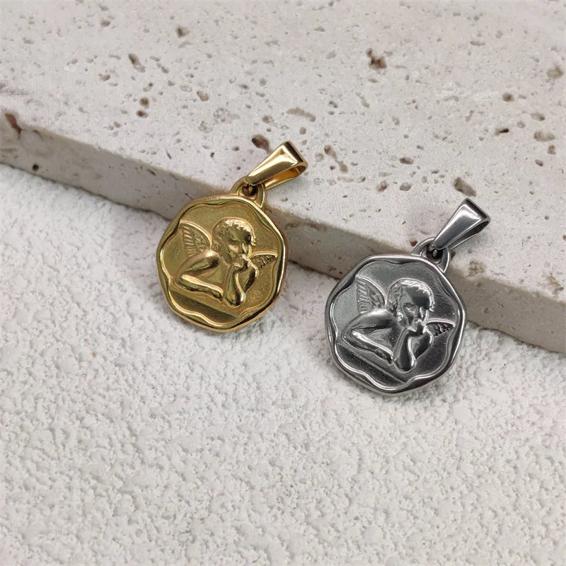 Colgantes de acero inoxidable chapados en oro de 18 quilates con diseño de cruz de rosa a la moda para mujer y hombre