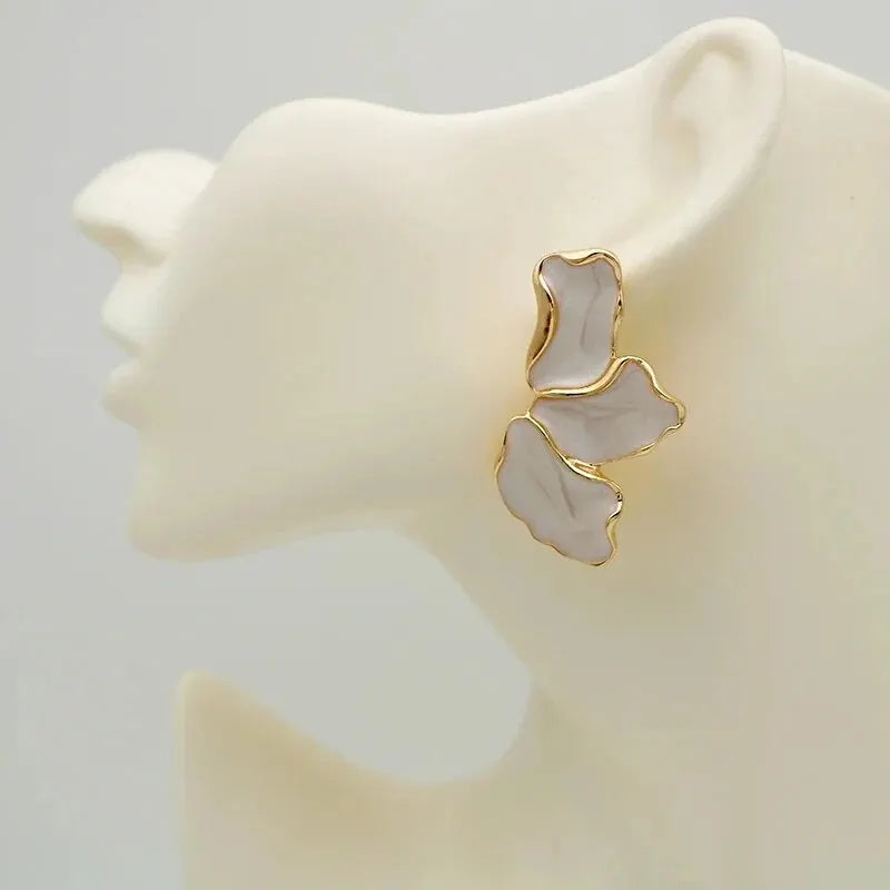 Pendientes de tuerca de epoxi crema con forma de flor de metal para mujer, chapado en color dorado, diseño irregular, diseño pesado, pendientes llamativos