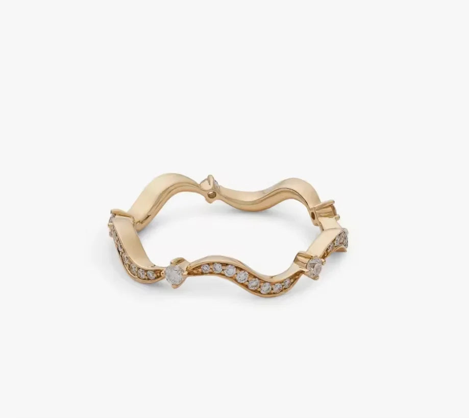 Modisches Damen-Schmuckset mit Wellenband-Armreif, Ring, Ohrringen und Halskette mit 5A Zirkonia CZ in Micro-Pavé-Fassung