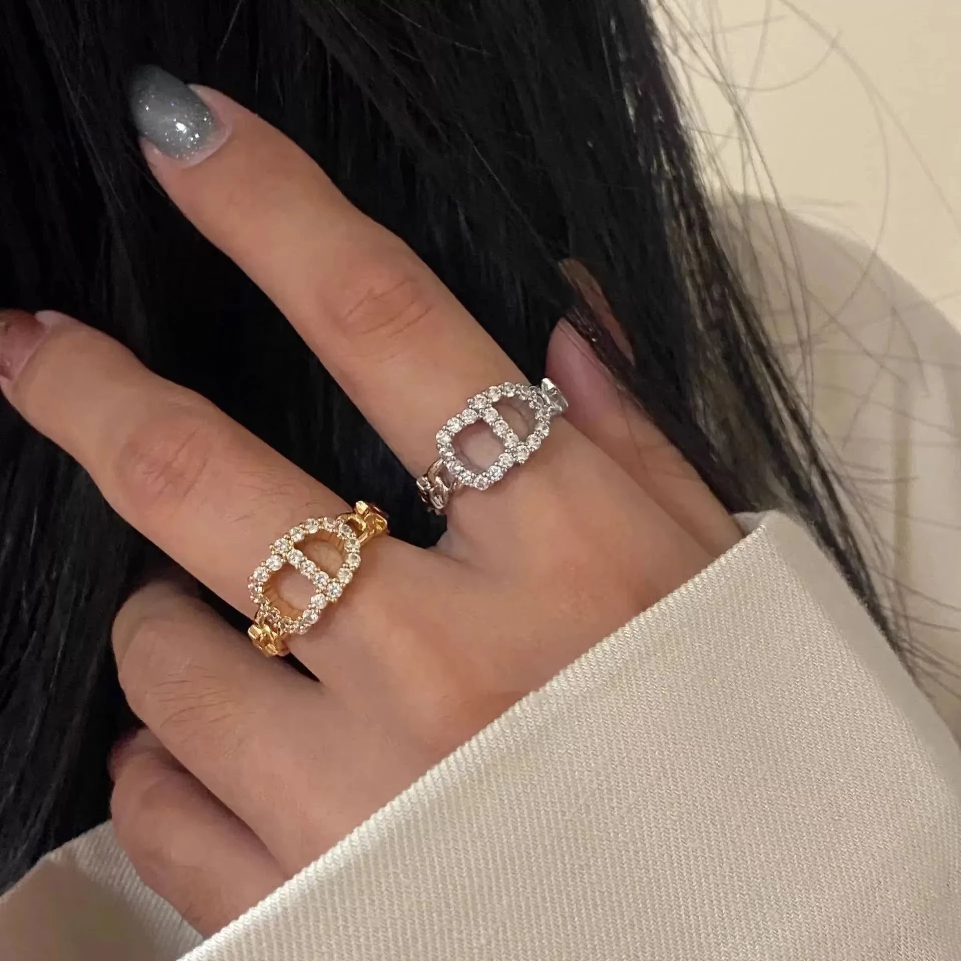 Der koreanische Simple Pig-Nose Ring ist vielseitig, schlicht und luxuriös mit einem dezenten Zirkonia-Besatz