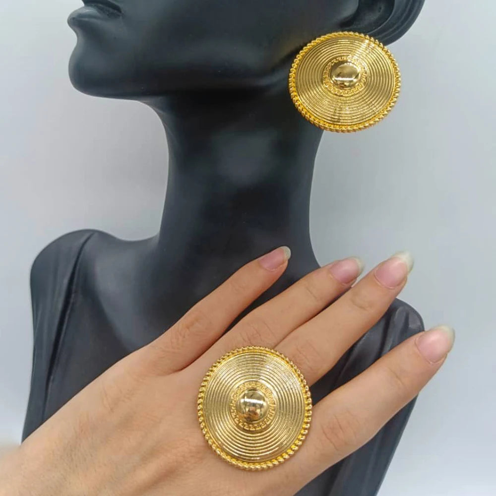 Modische Ohrringe und Ring Schmuckset 18k vergoldete Kreolen und Fingerring 2-teiliges Set als Geschenkaccessoire für Verlobungsfeiern