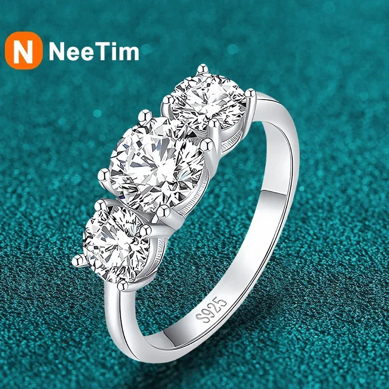 NeeTim Anillo de compromiso de moissanita 4CT para mujer, 3 piedras de plata de ley S925 con chapado en oro, alianzas de boda, anillos de promesa de diamantes