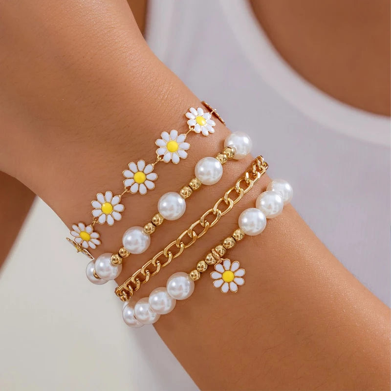 Neues 10-teiliges Vintage-Böhmisches Armband-Set für Damen mit Gänseblümchen-Anhänger, Perlen, Stern, Herz und Perlenarmreifen, Trendiger Schmuck 2024, Geschenk