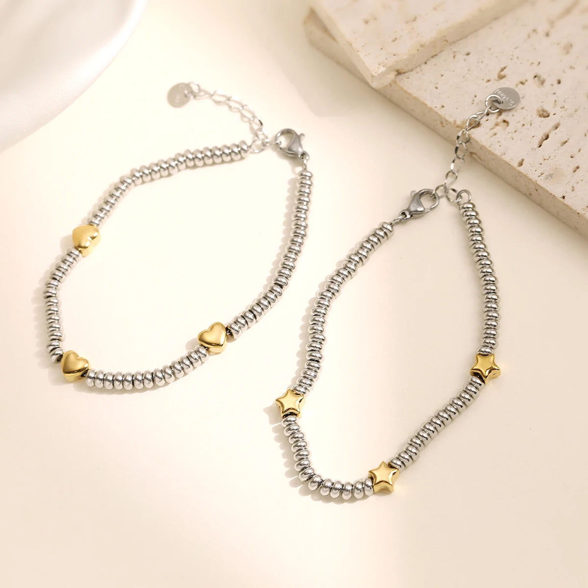 NEWBUY Hot Sale Nicht verblassender Edelstahlschmuck Goldfarbe Herz/Stern Silberperlen Charm Armbänder für Damen Großhandel