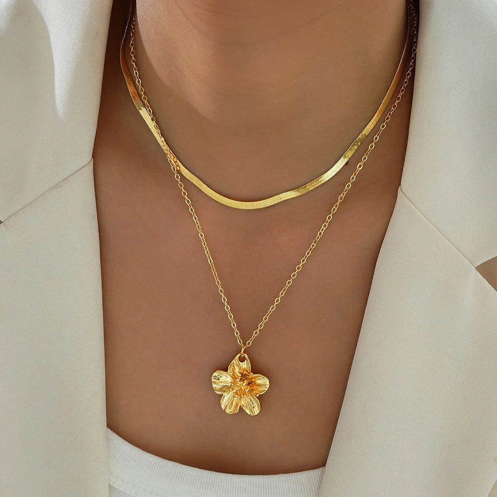 Collar de doble capa con colgante de flor dorada de acero inoxidable, cadena de serpiente plana, joyería de moda impermeable para mujer